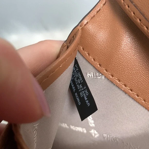 ❌SOLD❌ Authentic Michael Kors passport and credit card holder - like new - Picture 15 of 17